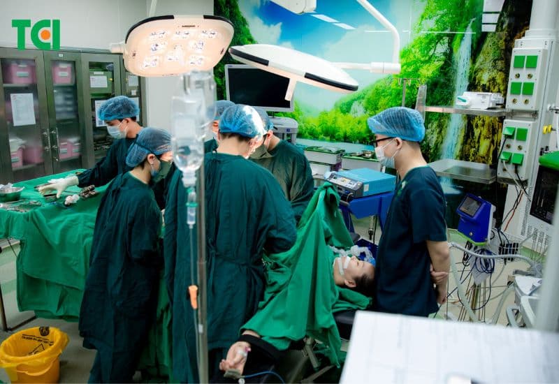 Sau khi đưa bé ra ngoài an toàn, các bác sĩ Khoa Phụ sản và Khoa Ngoại phối hợp để xử lý các vấn đề của sản phụ.