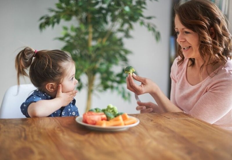 Dinh dưỡng cho trẻ 2 tuổi cần được xây dựng phù hợp để trẻ phát triển tốt.