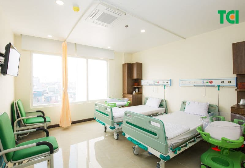 Mẹ và bé được lưu trú tại phòng chung 2 giường, sạch sẽ, đầy đủ các tiện ích.