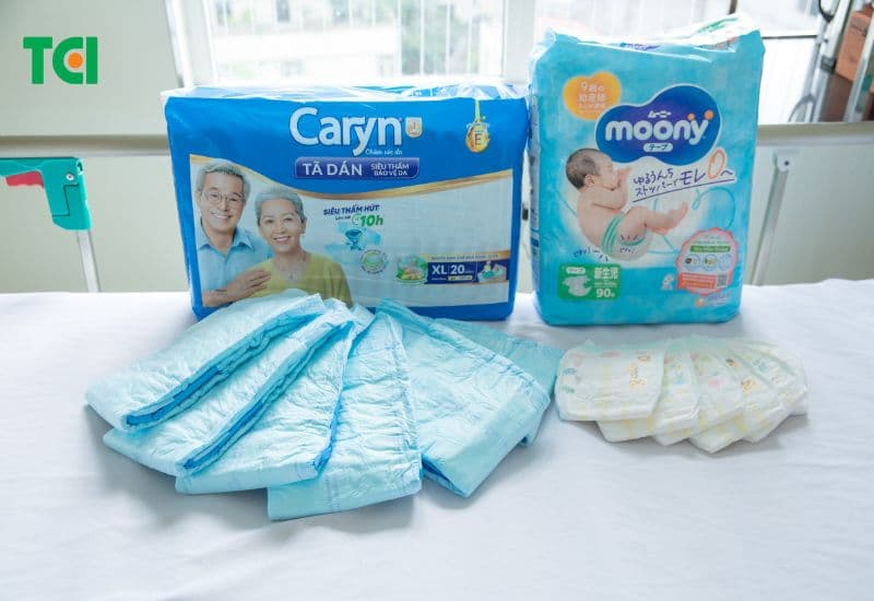 TCI chuẩn bị đầy đủ băng vệ sinh, quần lót giấy cho mẹ và bỉm cho bé.