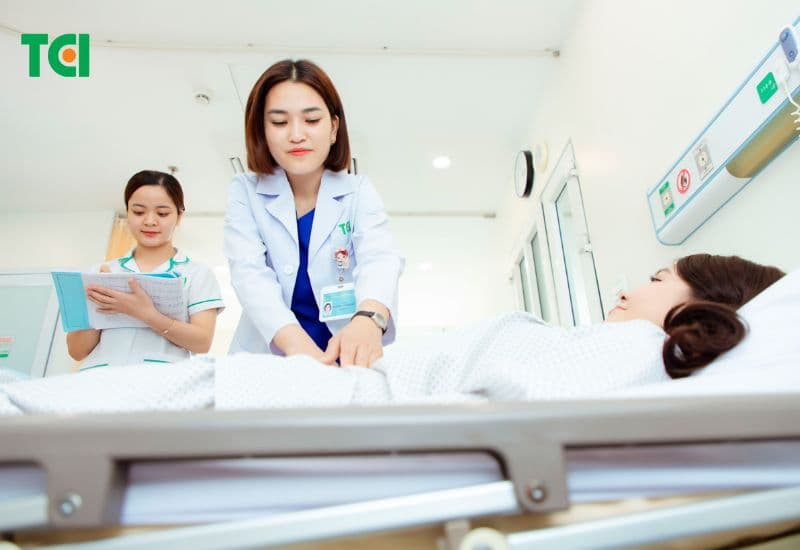 Bác sĩ TCI khám sản cho mẹ.