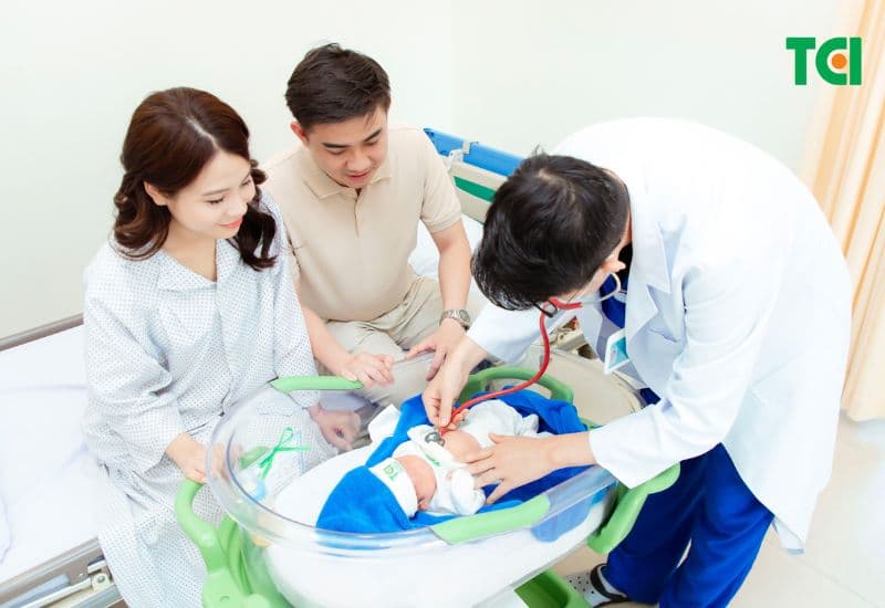 Bác sĩ TCI khám sơ sinh cho bé.