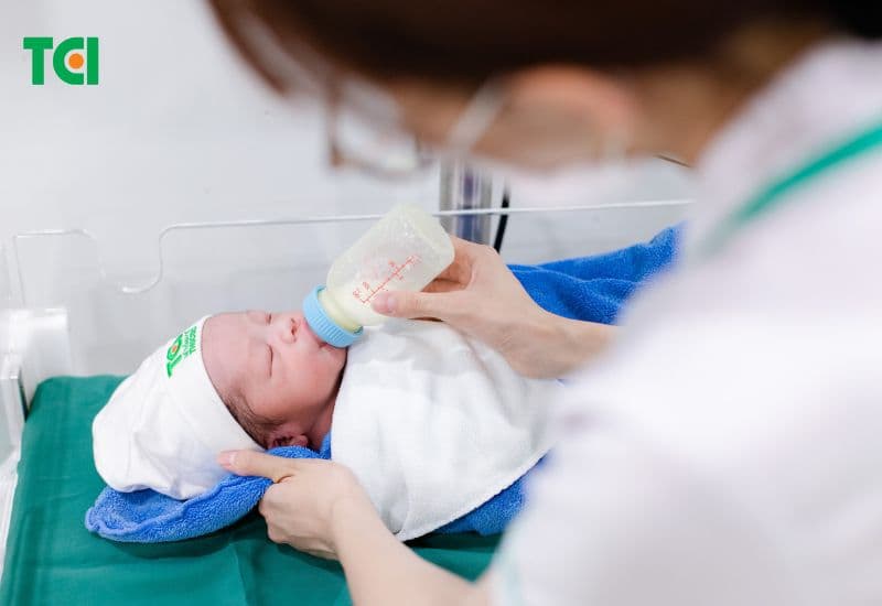 Chăm sóc bé ban đêm từ 22h đến 7h, giúp mẹ được ngủ ngon và hồi phục tốt hơn.