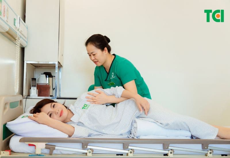 Chăm sóc thư giãn giúp giảm căng thẳng, cải thiện tâm trạng cho mẹ.