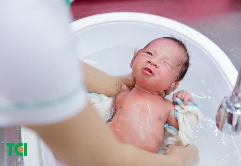 Tắm sơ sinh đảm bảo vệ sinh tuyệt đối cho bé.