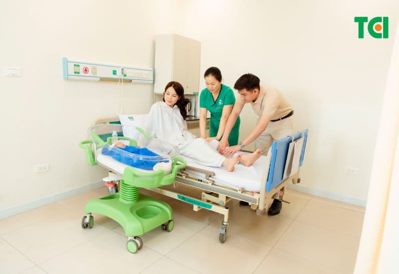 Chăm sóc thư giãn bằng liệu pháp massage, giảm căng thẳng sau sinh.