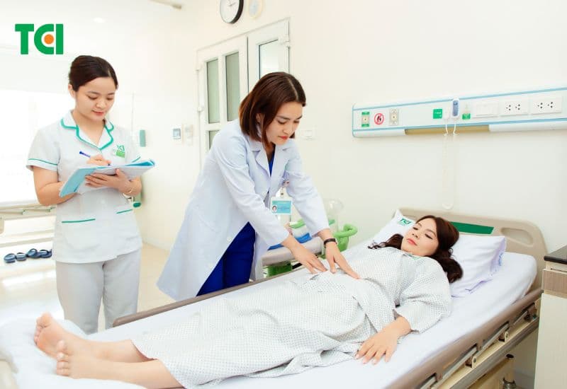 Mẹ được bác sĩ khám sản mỗi ngày.