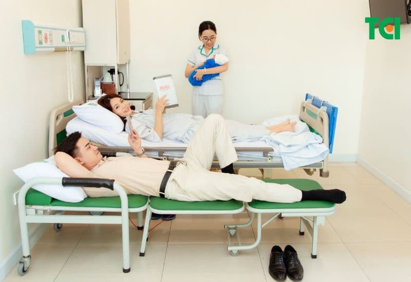 Thay vì phải loay hoay tự chăm sóc bản thân và bé trong tình trạng còn yếu, mẹ được hỗ trợ từ A - Z.