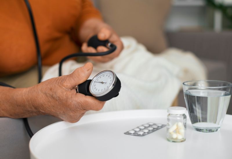 Chủ động kiểm tra sức khỏe định kỳ và theo dõi huyết áp là một giải pháp thay thế cho người huyết áp thấp muốn phòng ngừa tai biến.