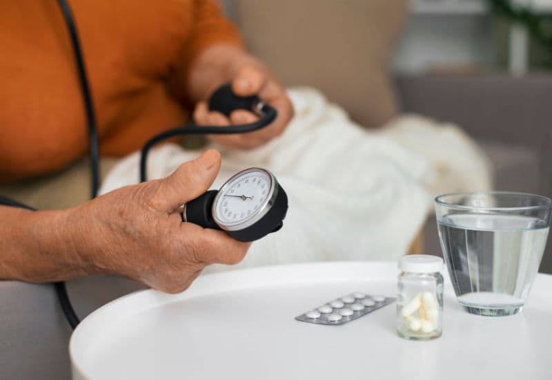 Chủ động kiểm tra sức khỏe định kỳ và theo dõi huyết áp là một giải pháp thay thế cho người huyết áp thấp muốn phòng ngừa tai biến.