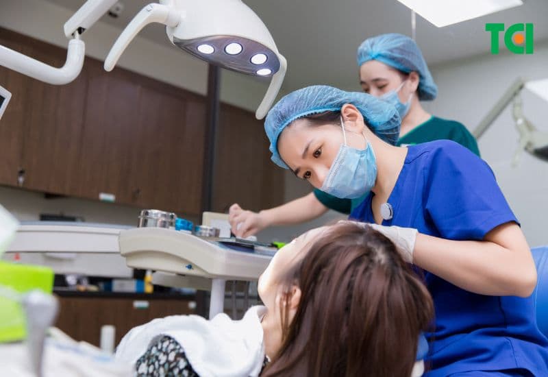 Để bảo vệ răng miệng, cần chú ý chăm sóc trước và sau khi nhổ răng khôn.