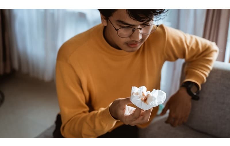 Cần nhập viện điều trị nếu người bệnh có tình trạng ho có máu hoặc khạc ra chất nhầy lẫn máu