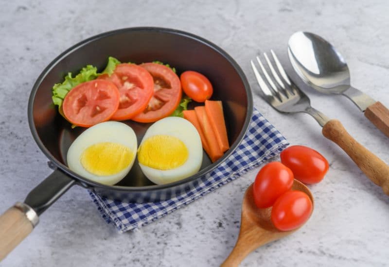 Trứng chiên với nhiều dầu mỡ, trứng ốp la với xúc xích, trứng rán thịt… sẽ làm tăng lượng chất béo bão hòa và kcal nạp vào cơ thể - điều này rất không tốt cho người mỡ máu cao.