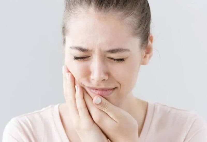 Một trong những dấu hiệu phổ biến ở người bị sâu răng là cảm giác đau nhức âm ỉ.