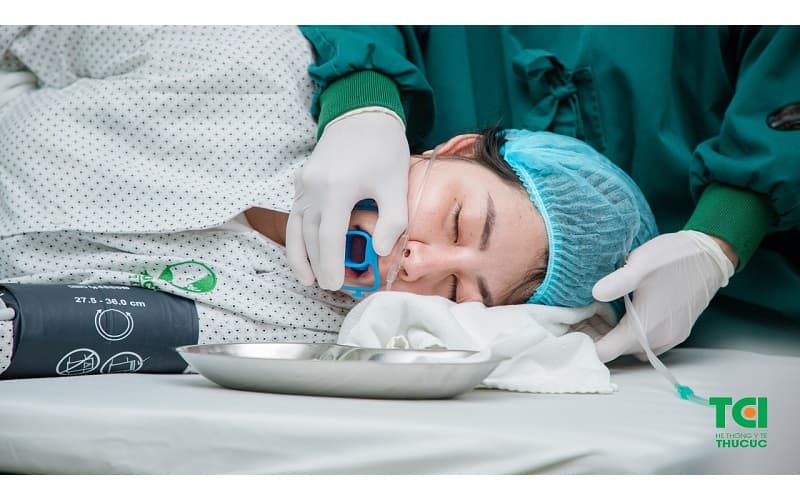 Việc chẩn đoán viêm phế quản cấp chủ yếu dựa vào khai thác triệu chứng lâm sàng kết hợp với khám thực thể