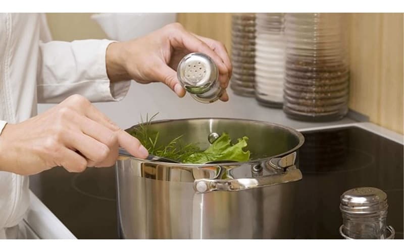 Một chế độ ăn nhiều muối có thể làm tăng phản ứng viêm ở đường thở, khiến hen trở nên khó kiểm soát hơn