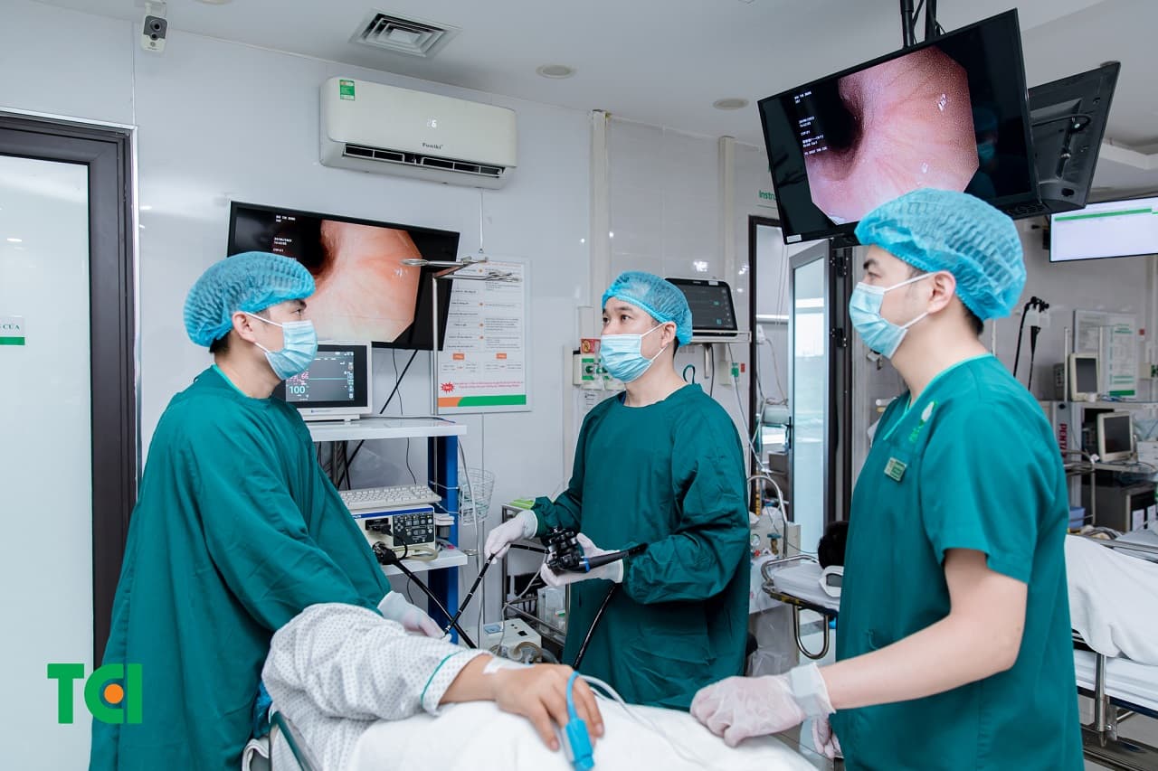 Nội soi dạ dày là kỹ thuật dùng một ống mềm mảnh, có gắn camera và đèn chiếu sáng ở đầu để đưa qua miệng xuống thực quản, dạ dày và tá tràng