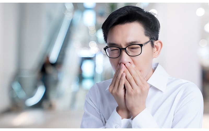 Các cơn hen thường xuất hiện đột ngột, đặc biệt vào ban đêm hoặc sau khi tiếp xúc với các yếu tố khởi phát