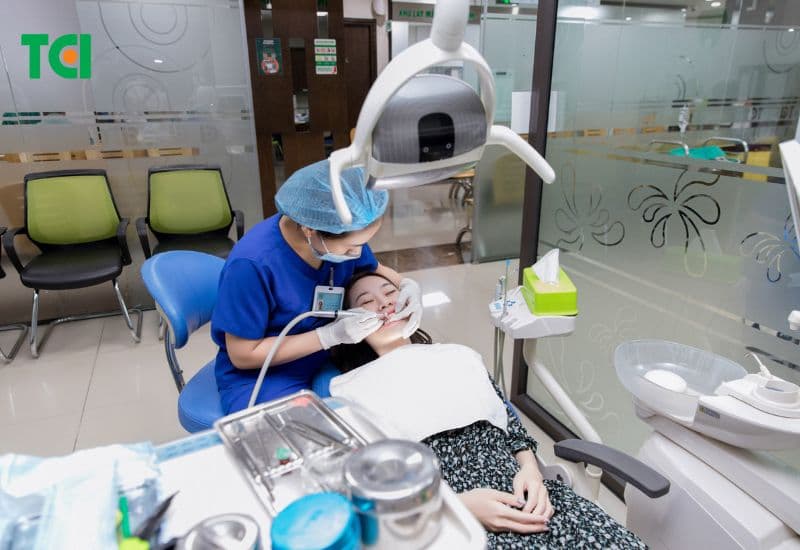 Nếu sâu răng hàm nhẹ không thuyên giảm, hãy chủ động điều trị tại cơ sở nha khoa uy tín.