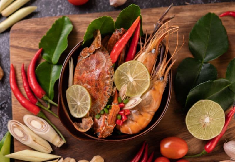 Cua, ghẹ chứa nhiều cholesterol, nếu ăn nhiều có thể làm dịch mật bão hòa cholesterol, thúc đẩy sự phát triển của sỏi.