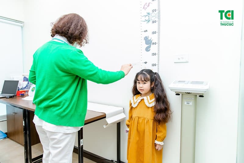 trẻ em bị suy dinh dưỡng - đi khám bác sĩ