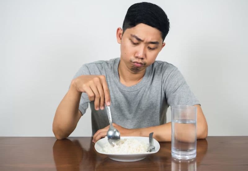 Dấu hiệu toàn thân và triệu chứng đi kèm với đau sỏi mật