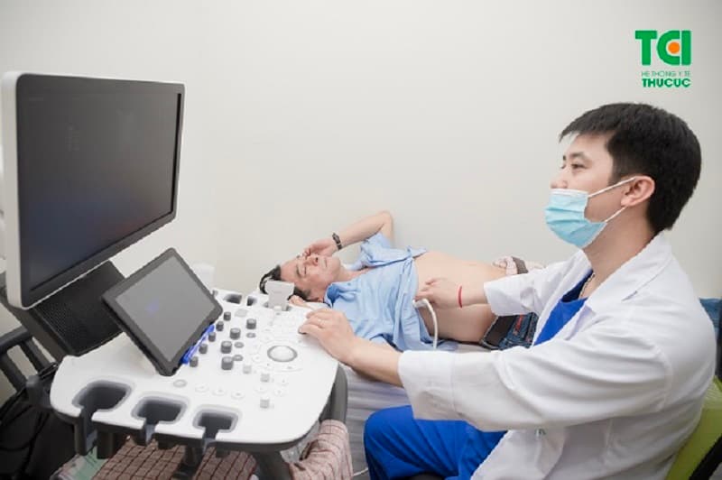 Khám sức khỏe định kỳ và xét nghiệm chức năng gan nên được duy trì ít nhất 6 tháng một lần với người có thói quen uống rượu