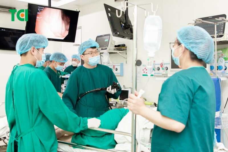 Nội soi đại tràng và các xét nghiệm chuyên sâu sẽ giúp xác định rõ tình trạng bệnh, từ đó bác sĩ sẽ đưa ra hướng điều trị phù hợp