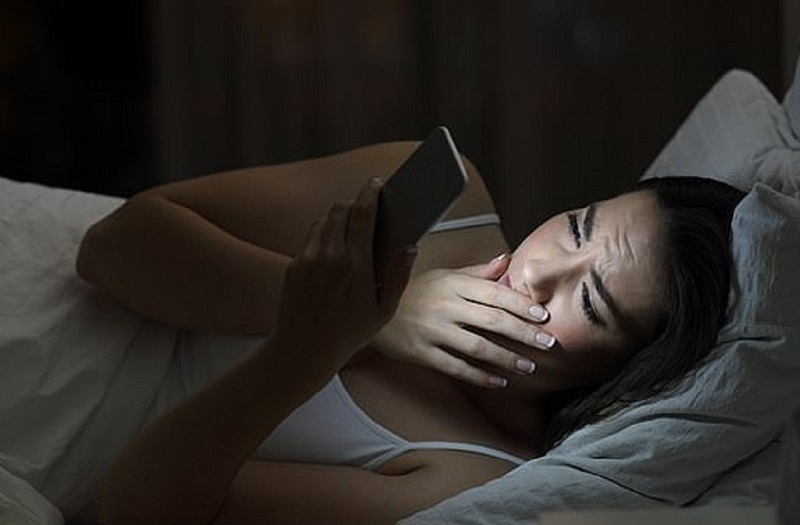 Ánh sáng xanh từ điện thoại, tivi hay máy tính sẽ ức chế việc sản sinh melatonin, khiến bạn khó ngủ