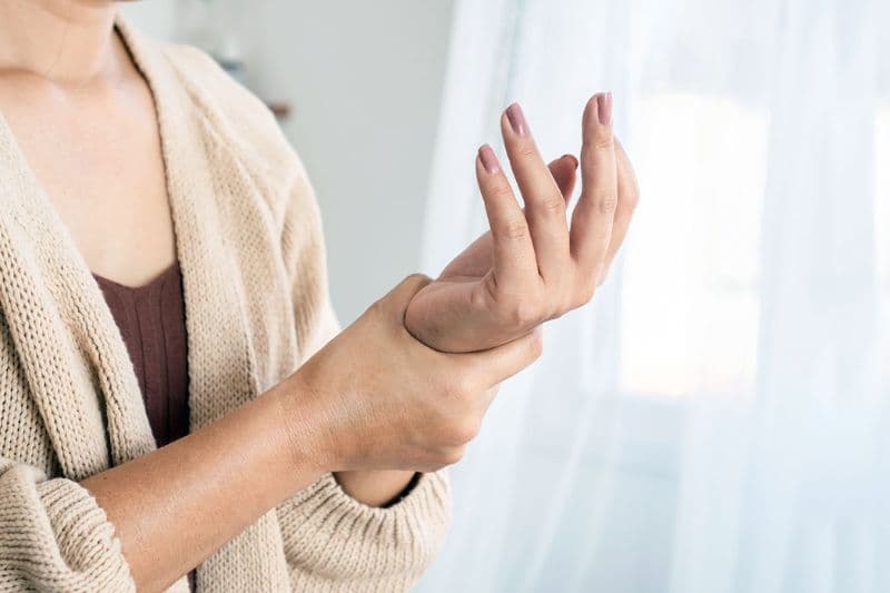 phụ nữ mắc chèn ép dây thần kinh ở cổ tay