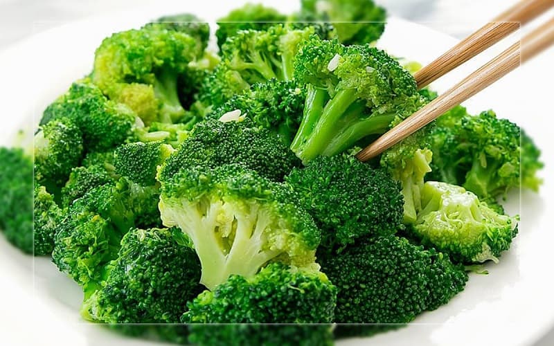 Các loại rau xanh và trái cây giàu vitamin, đặc biệt là vitamin C, giúp nâng cao sức đề kháng, giảm viêm và bảo vệ màng phổi