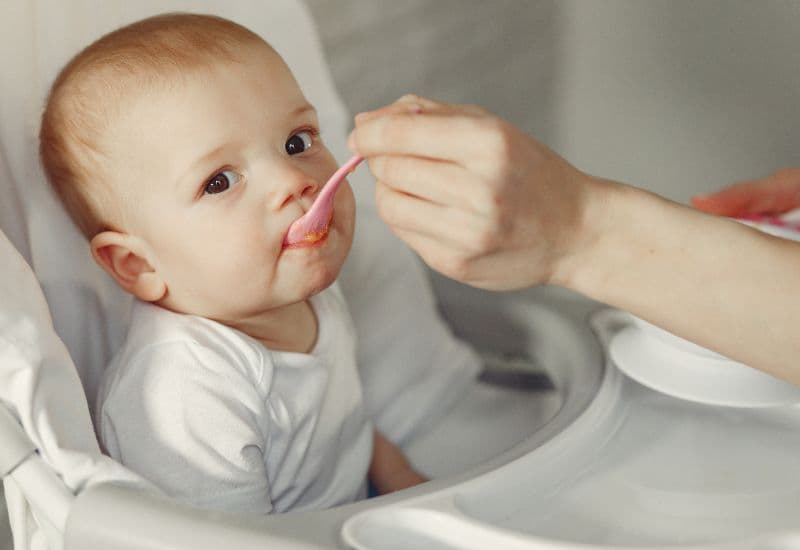 Hạt sen, khi còn nguyên và chưa nấu chín mềm, là nguy cơ hóc với trẻ nhỏ; vì vậy cho trẻ ăn từng miếng nhỏ, ngồi cùng và giám sát, tránh để trẻ chạy nhảy khi ăn.