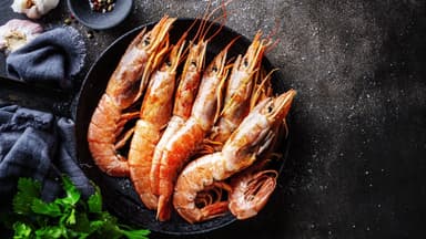 Tìm hiểu về vấn đề bị thuỷ đậu có kiêng ăn tôm không