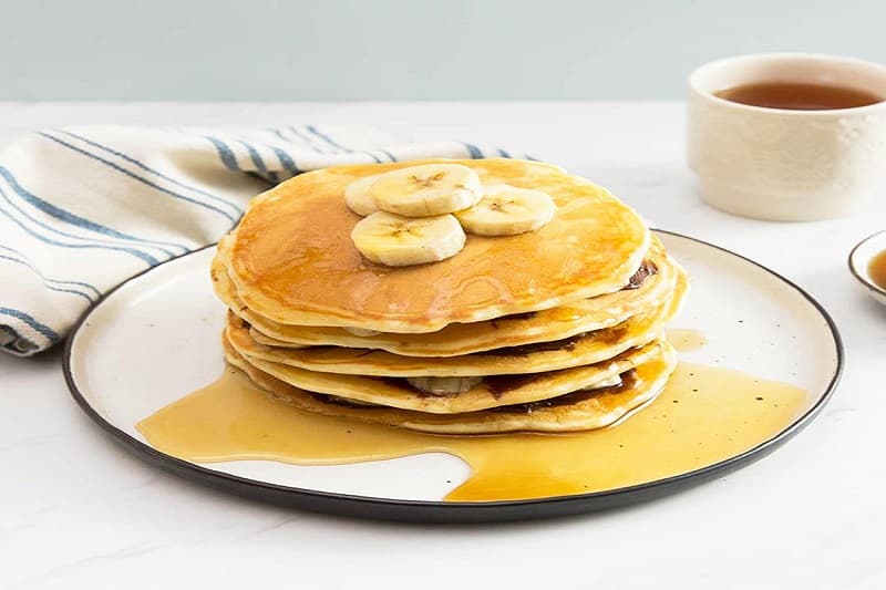 các món ăn sáng cho bé lười ăn - pancake chuối và mật ong