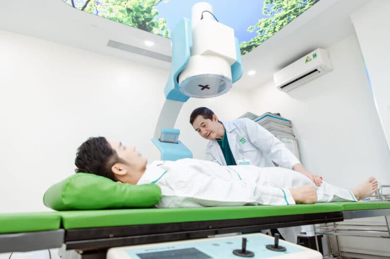 Nếu nguyên nhân là sỏi, tùy vị trí và kích thước, bác sĩ có thể chỉ định tán sỏi