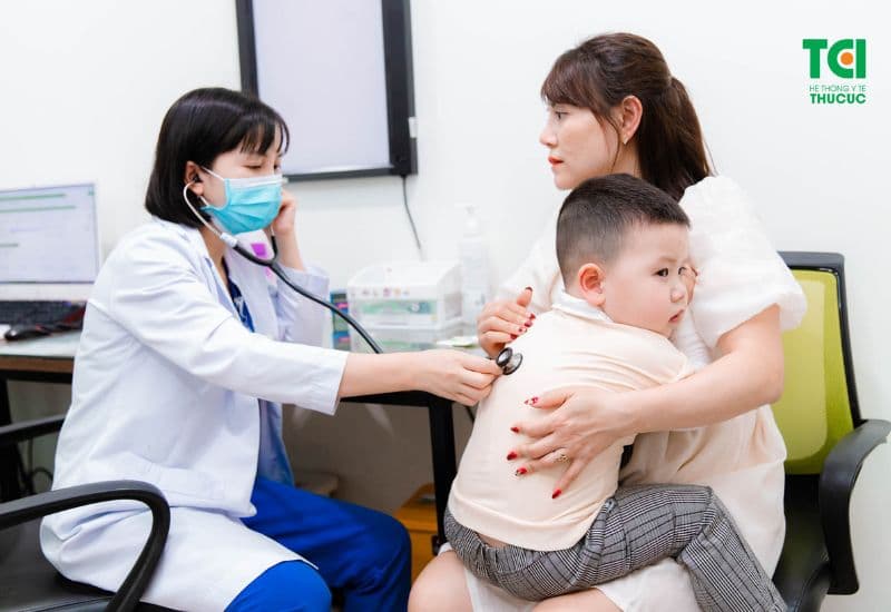 Khi dấu hiệu của trẻ bị suy dinh dưỡng kéo dài, hãy cho bé khám dinh dưỡng để được tư vấn.