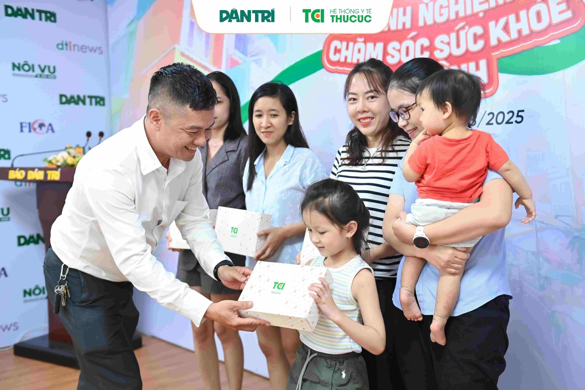 Buổi lễ diễn ra với không khí hào hứng, trang trọng nhưng cũng đầy ấm áp và cảm xúc