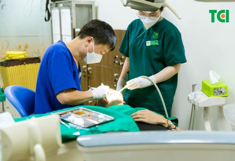 Khi mùi hôi ở miệng kéo dài, hãy chủ động đến nha khoa để được thăm khám và xử lý sớm.