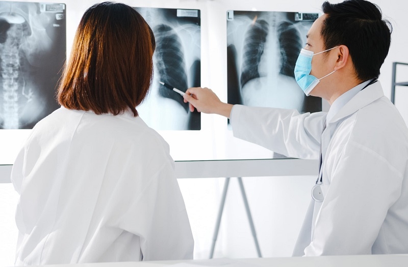 Ngay khi xuất hiện các dấu hiệu bất thường liên quan đến hô hấp, tim mạch hoặc ý thức, người bệnh nên đến cơ sở y tế để được thăm khám và làm các xét nghiệm cần thiết