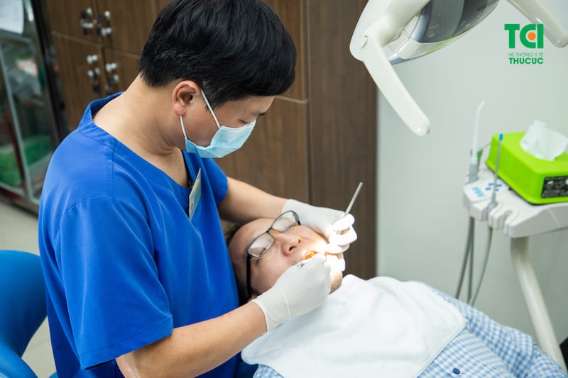 Niềng răng hay bọc sứ tốt hơn: Nên kết hợp niềng răng trước rồi bọc sứ sau nếu răng sai lệch nhiều, khớp cắn không chuẩn và cần phục hình thẩm mỹ về màu sắc, hình thể