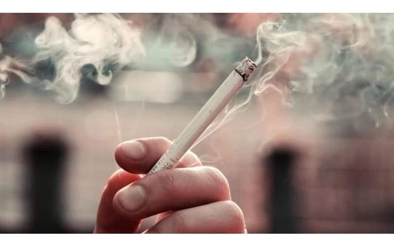 Khói thuốc, dù chủ động hay thụ động, đều chứa nicotine và nhiều hóa chất độc hại làm tăng huyết áp, thúc đẩy lắng đọng cholesterol, từ đó gây xơ vữa động mạch