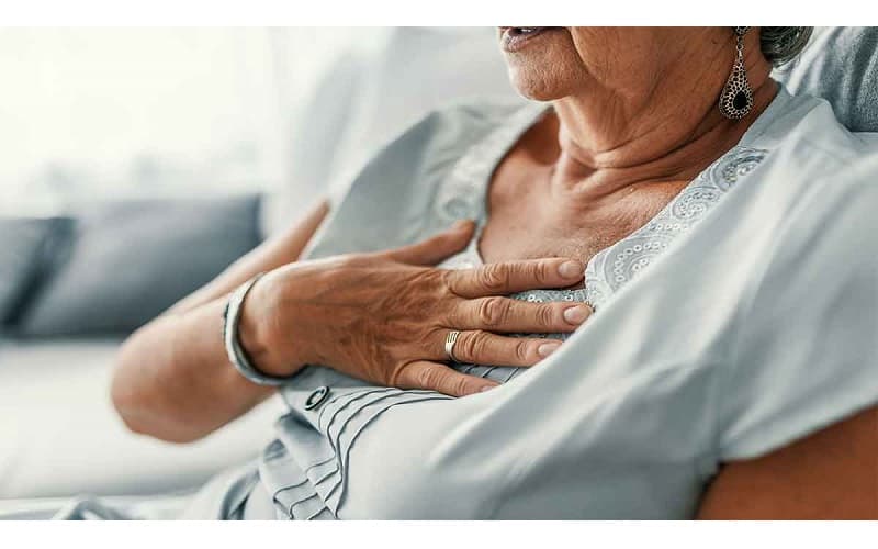 Đảm bảo môi trường có lưu thông không khí tốt, nới lỏng quần áo để người bệnh dễ thở hơn