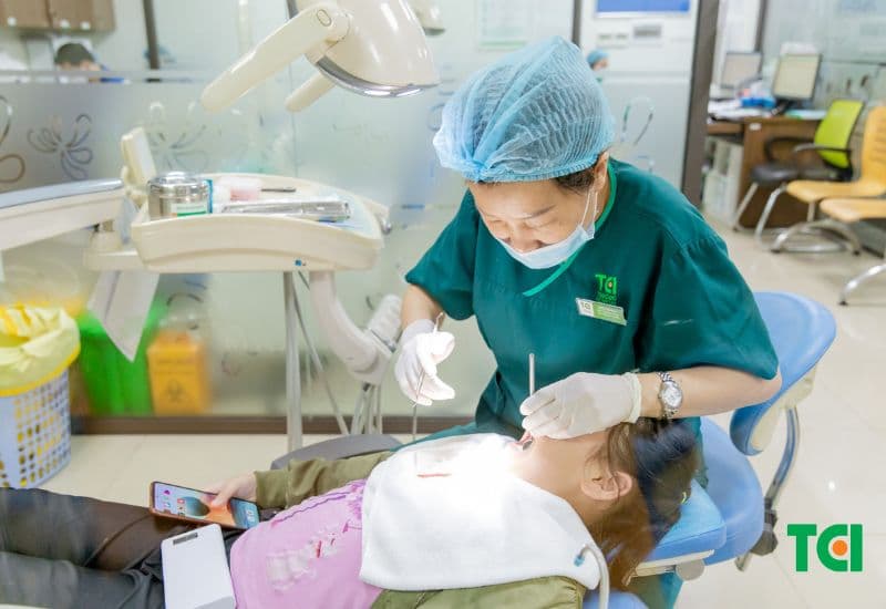 Khi phát hiện trẻ em sâu răng sữa, cần đưa trẻ đi khám và điều trị sớm để tránh biến chứng.