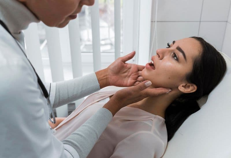 ung thư tuyến giáp có ăn được thịt chó không - Ung thư tuyến giáp được chia thành nhiều loại, phổ biến nhất là thể nhú và thể nang, với tỷ lệ sống sót cao nếu phát hiện sớm.