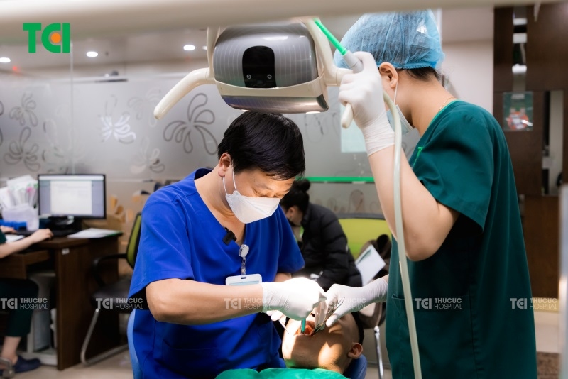 Viêm chân răng cửa cần sự can thiệp của bác sĩ khi tình trạng viêm diễn biến nặng hơn