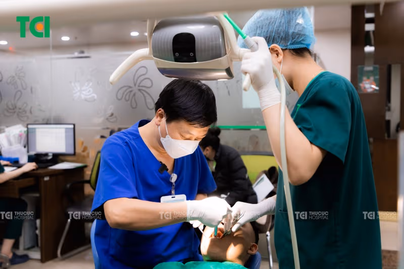 Viêm chân răng cửa cần sự can thiệp của bác sĩ khi tình trạng viêm diễn biến nặng hơn