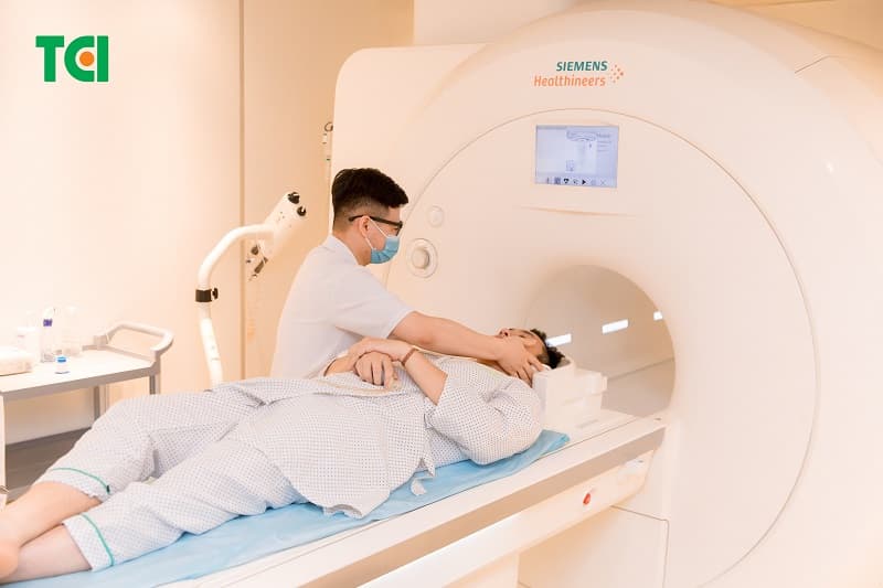 Chẩn đoán áp xe phổi bằng phương pháp MRI cho phép đánh giá cấu trúc mô mềm, mức độ xâm lấn của tổn thương, đặc biệt trong bối cảnh phức tạp