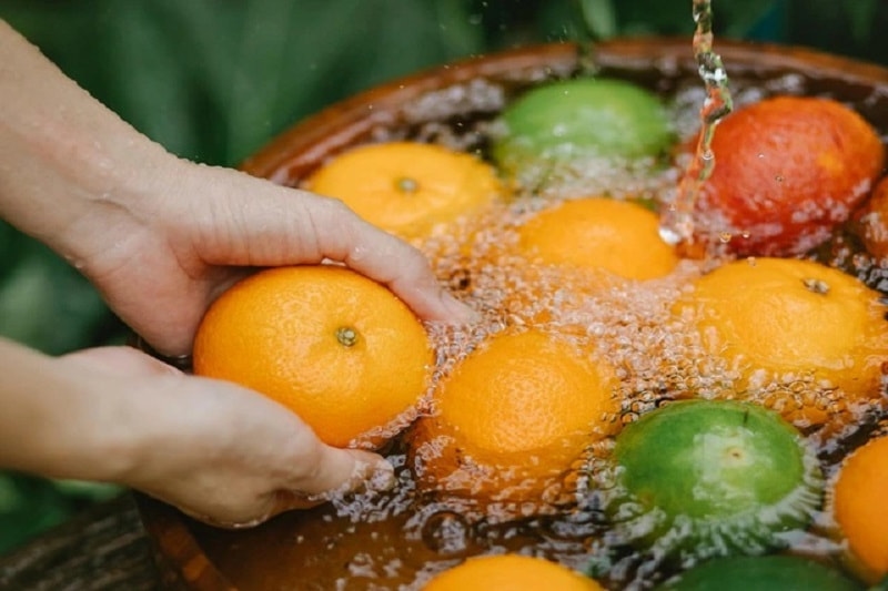 trái cây tốt cho bà bầu 3 tháng đầu - rửa sạch trái cây trước khi ăn