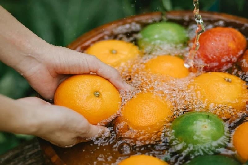 trái cây tốt cho bà bầu 3 tháng đầu - rửa sạch trái cây trước khi ăn