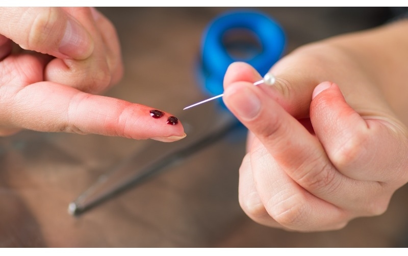 Không chích máu ở đầu ngón tay, dái tai hoặc tự điều trị theo mẹo truyền miệng. Điều quan trọng nhất là đưa bệnh nhân đến bệnh viện sớm để được can thiệp kịp thời.